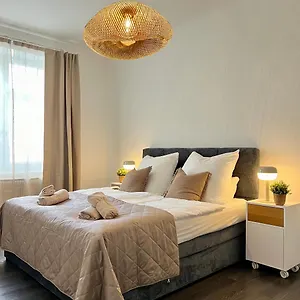 Apartment Zentrum - Hoelderlinplatz - 80qm - Eg *